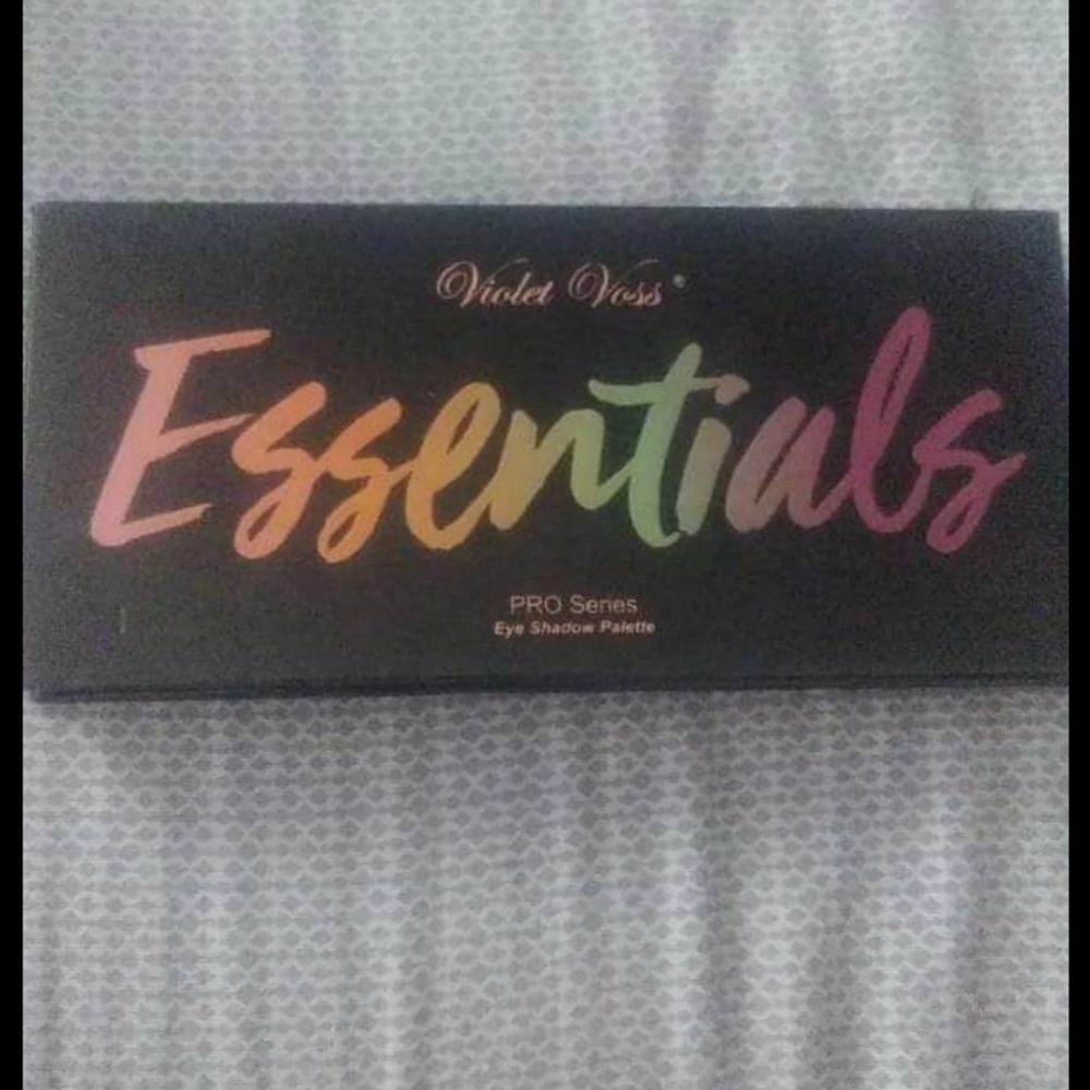 Violet Voss Essentials palette
